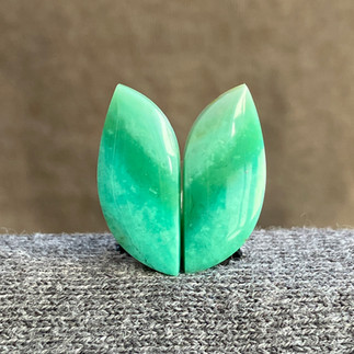 Paire de Cabochons en Bois Opalisé Naturel – Silice Cuprifère