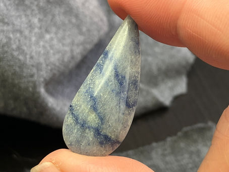 Cabochon en Quartzite à Dumortiérite Naturelle – Forme libre 36 mm – 17 ct – Bahia, Brésil – Réf. QDB02