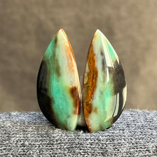 Paire de Cabochons en Bois Opalisé Naturel – Silice Cuprifère