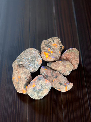 Yooperlites brutes sous lumière UV