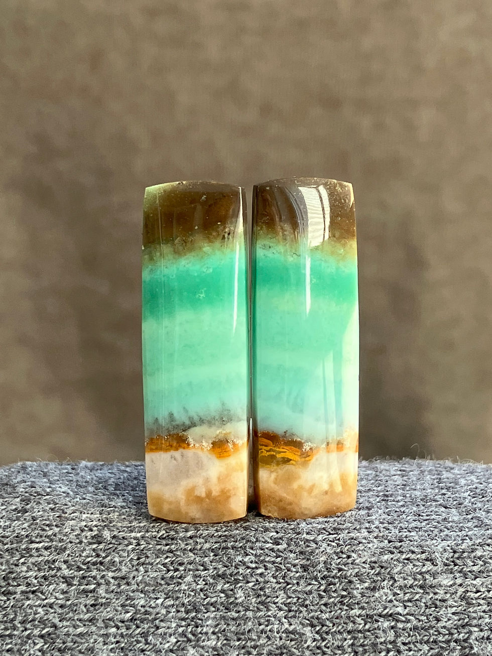 Paire de Cabochons en Bois Opalisé Naturel – Silice Cuprifère – Forme rectangulaire 33 mm – 25 ct – Java, Indonésie – Réf. OP089