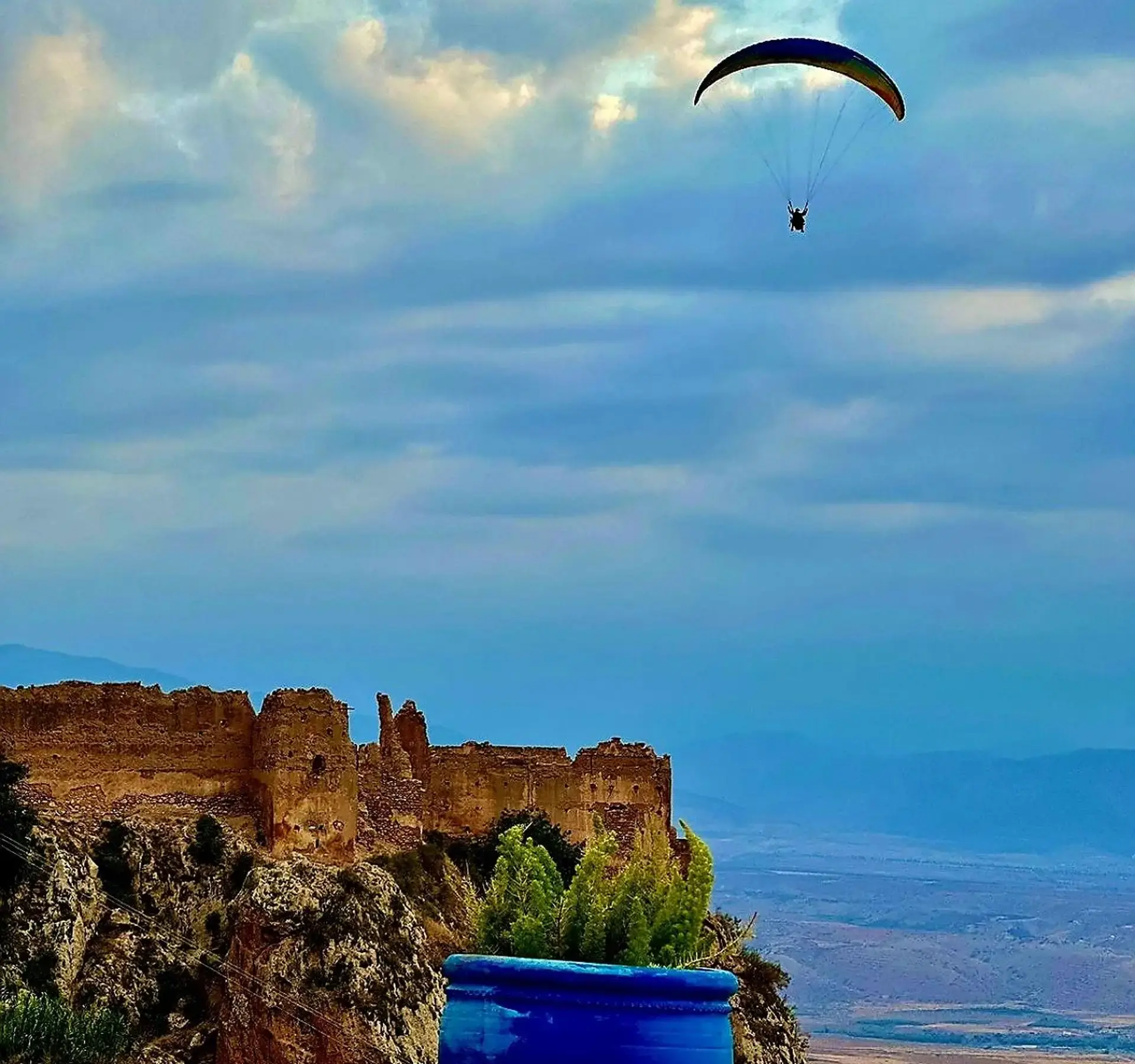 Parapente au-dessus des montagnes de l’Atlas