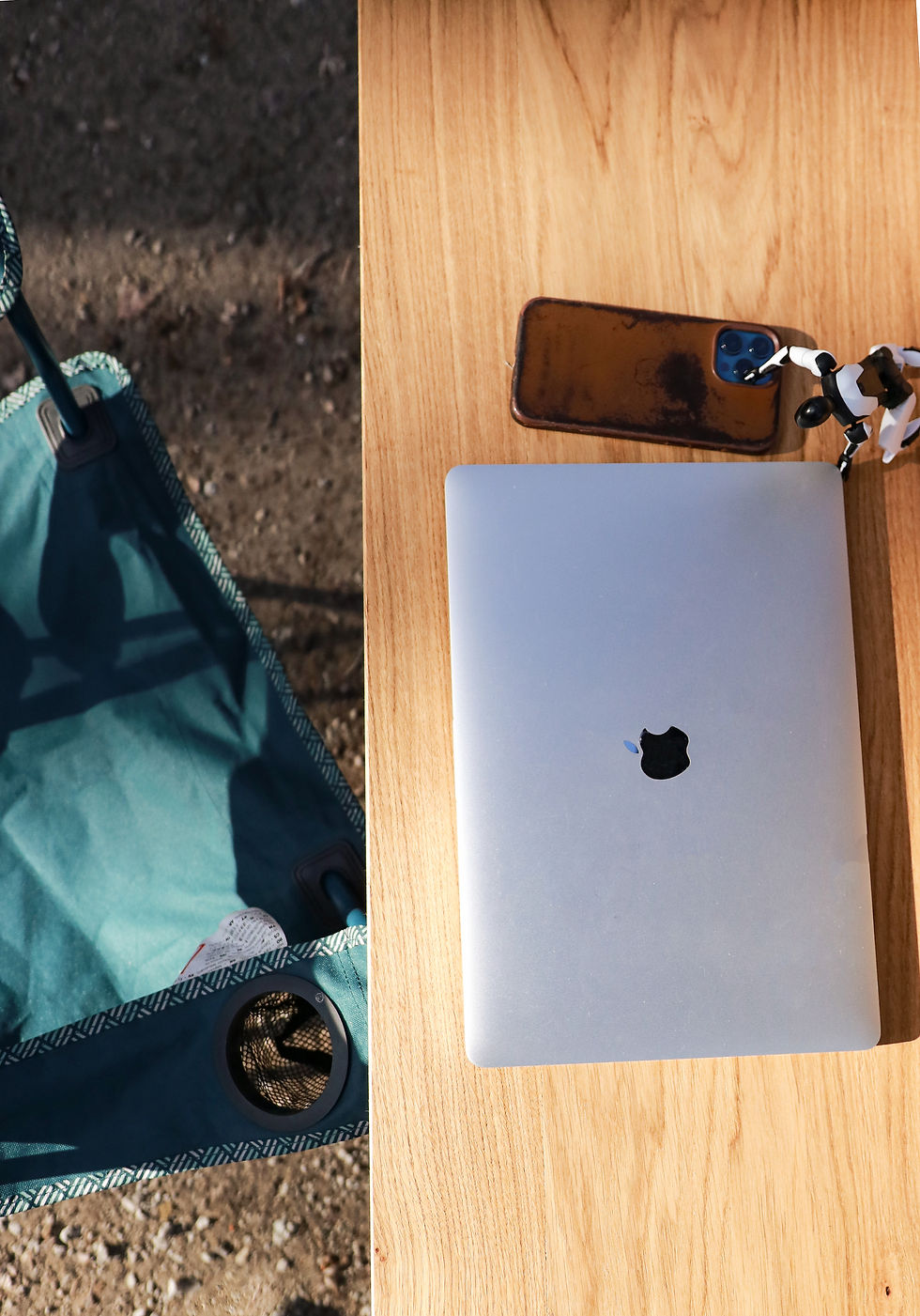 Macbook und iPhone auf Ausziehtisch