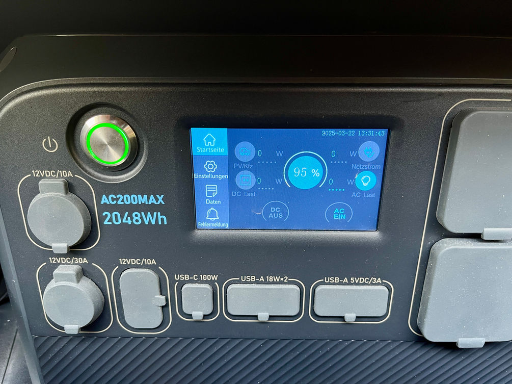Detailaufnahme Kontrollfeld der Bluetti Powerstation.