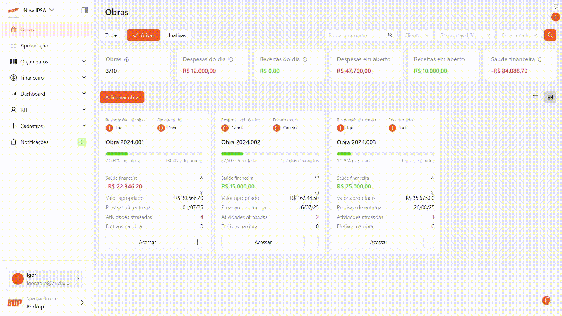 Tela do sistema de gestão de obras da Brickup que mostra o avanço físico x financeiro em tempo real
