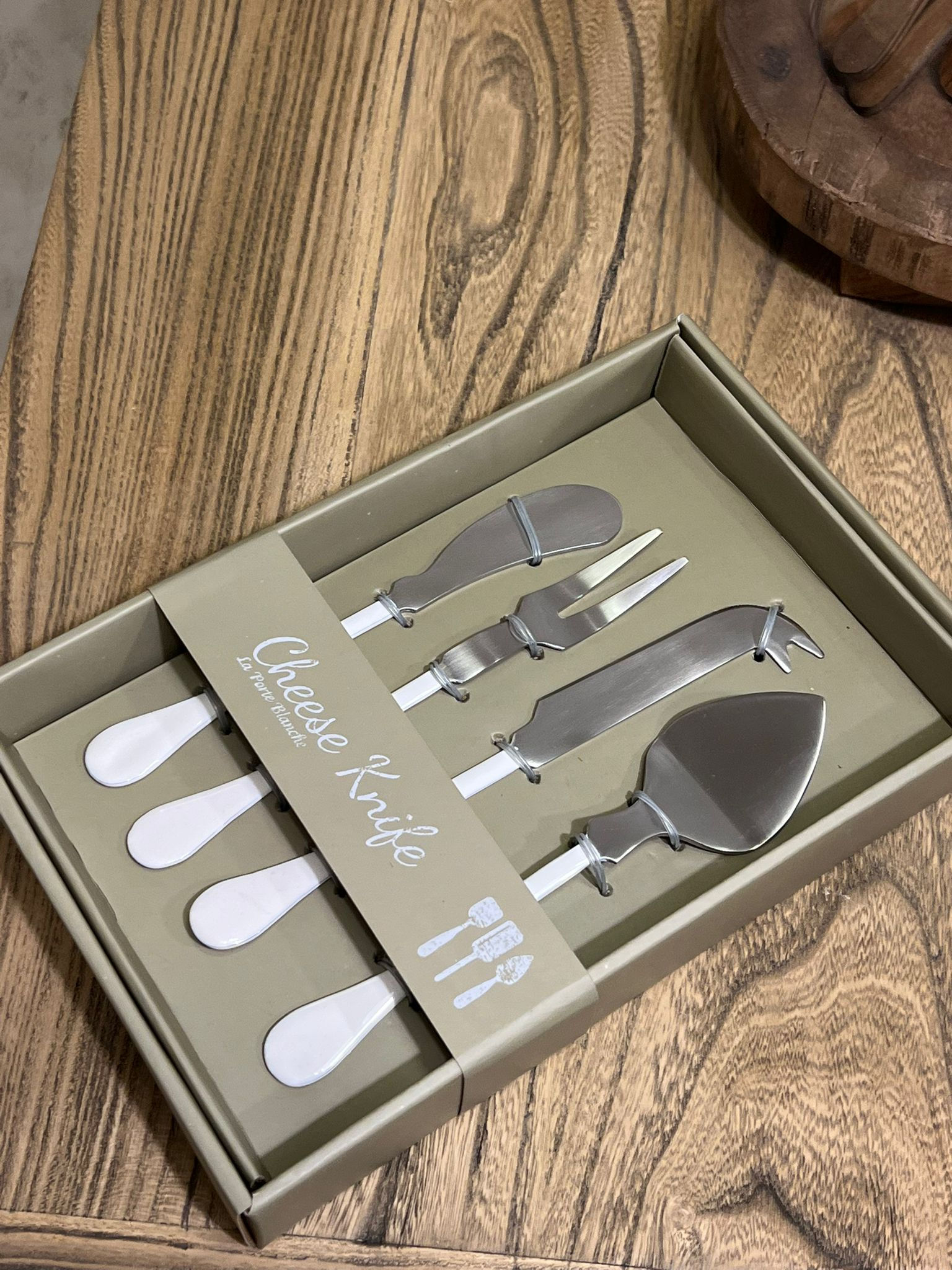 סט הגשה לגבינות לבן