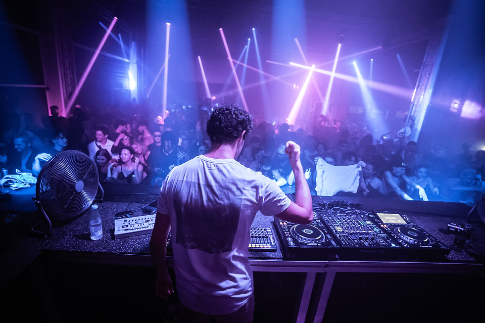 Loko en live dans le club l'Entrepôt. Show laser, Show Light. Live Ableton. DJ Tekno. CDJ. Roland TB 303