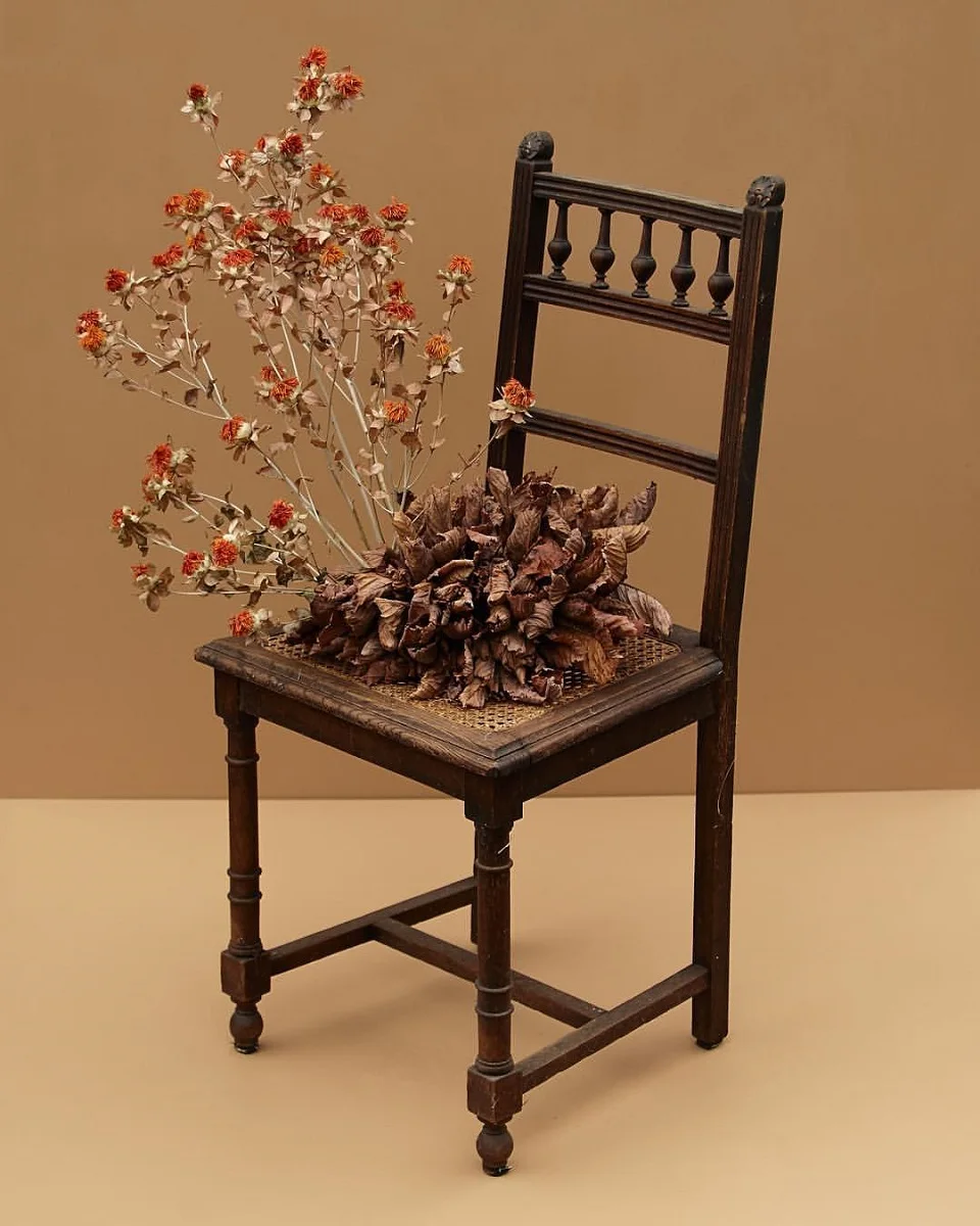 Set design fleurs séchées sur chaise par Claire Boreau