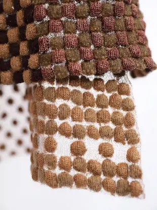 Une oeuvre textile en byssus par Cécile Feilchenfeldt et hors-studio