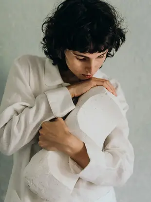 Yasmin Bawa sculpte le chanvre