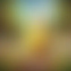 Betti Banane aus dem Knabbergarten lÀchelt fröhlich in die Kamera und hÀlt eine reife Banane in der Hand
