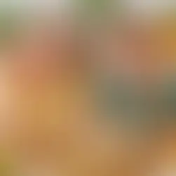 Kinder genießen bunt angerichtetes Obst und Gemüse als gesunden Snack – Obst für Kinder als Alternative zu Süßigkeiten