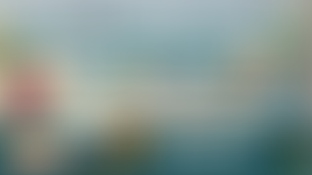 Ruby Rote Bete steht ängstlich im Knabbergarten, während schwarze Raben über ihr kreisen. Daneben sieht man eine Vogelscheuche, eine kleine Gartenhütte und den Titel „Kurzgeschichten für Kinder – Angriff der Rabenbande“. Eine spannende Hörgeschichte für Kinder aus der Welt von Obst und Gemüse.