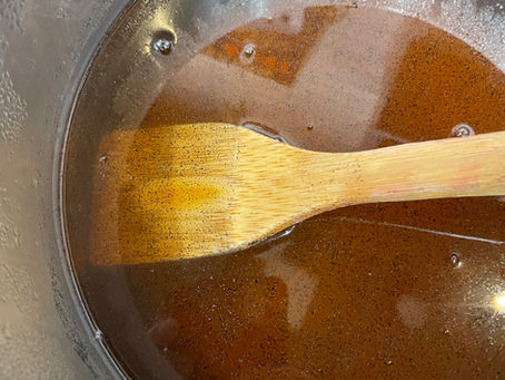 Comment faire un vrai sirop maison ? Ce que les vidéos TikTok ne vous disent jamais. Il suffit d'ouvrir TikTok, Instagram, Facebook ou YouTube pour voir défiler des centaines de recettes de sirops maison. En quelques secondes, on nous explique qu'il suffit de faire bouillir des fruits avec du sucre, de jeter quelques feuilles de menthe dans une casserole ou encore de remplir un bocal en alternant des couches de sucre et de plantes pour obtenir un « véritable sirop artisanal ».
