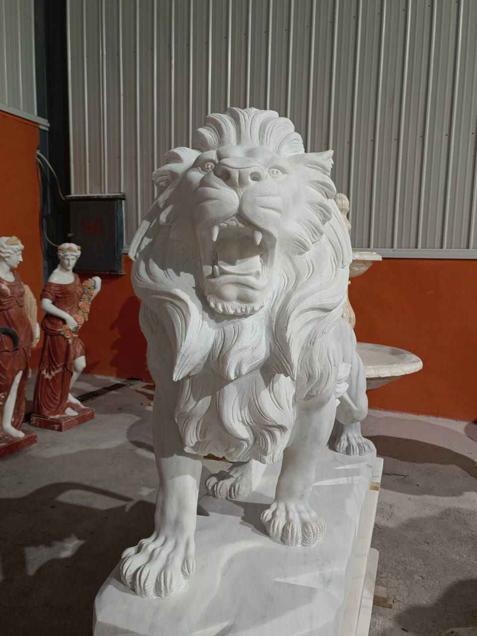 Thumbnail: Marble Roaring Lions