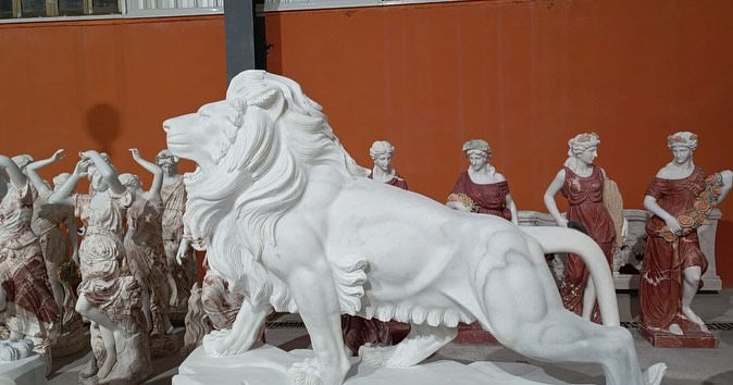 Thumbnail: Marble Roaring Lions