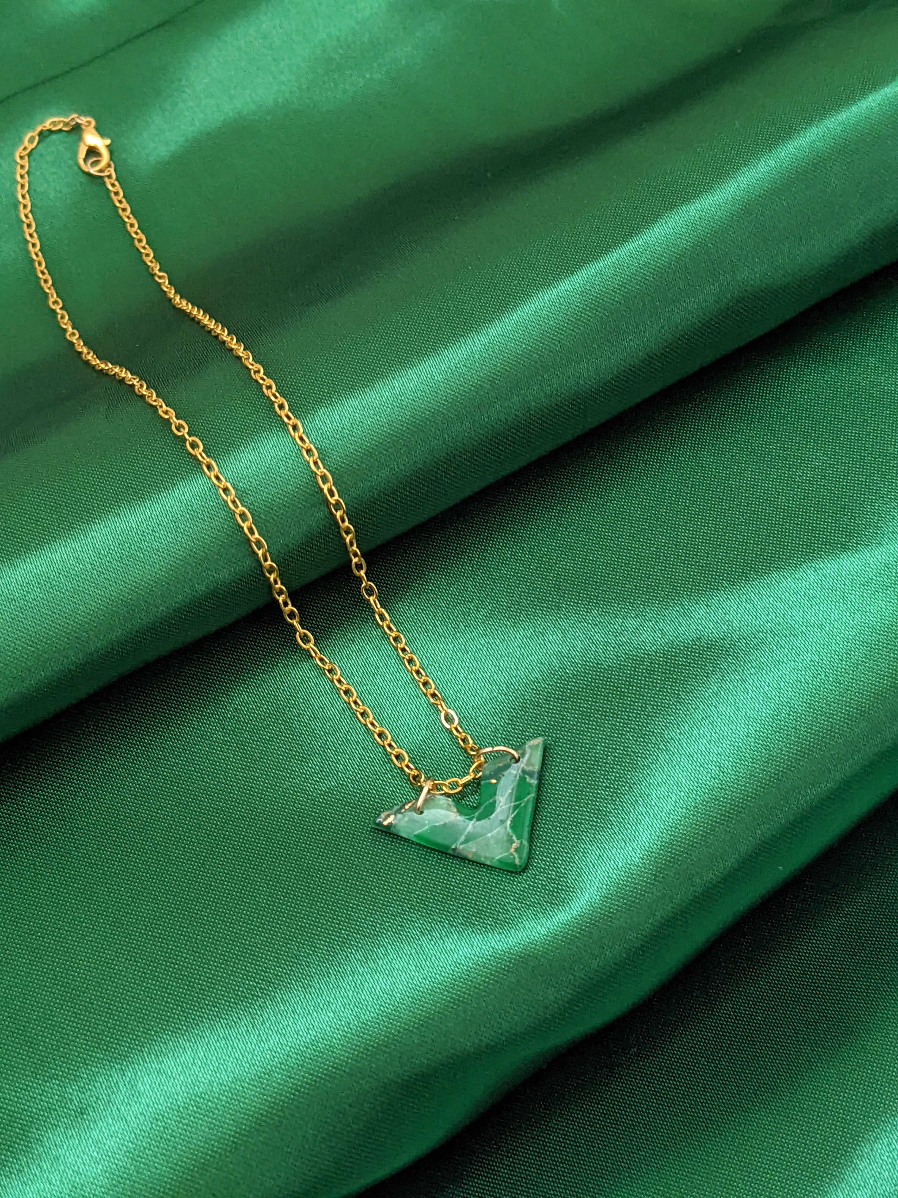 V Shaped Emerald and Gold Choker