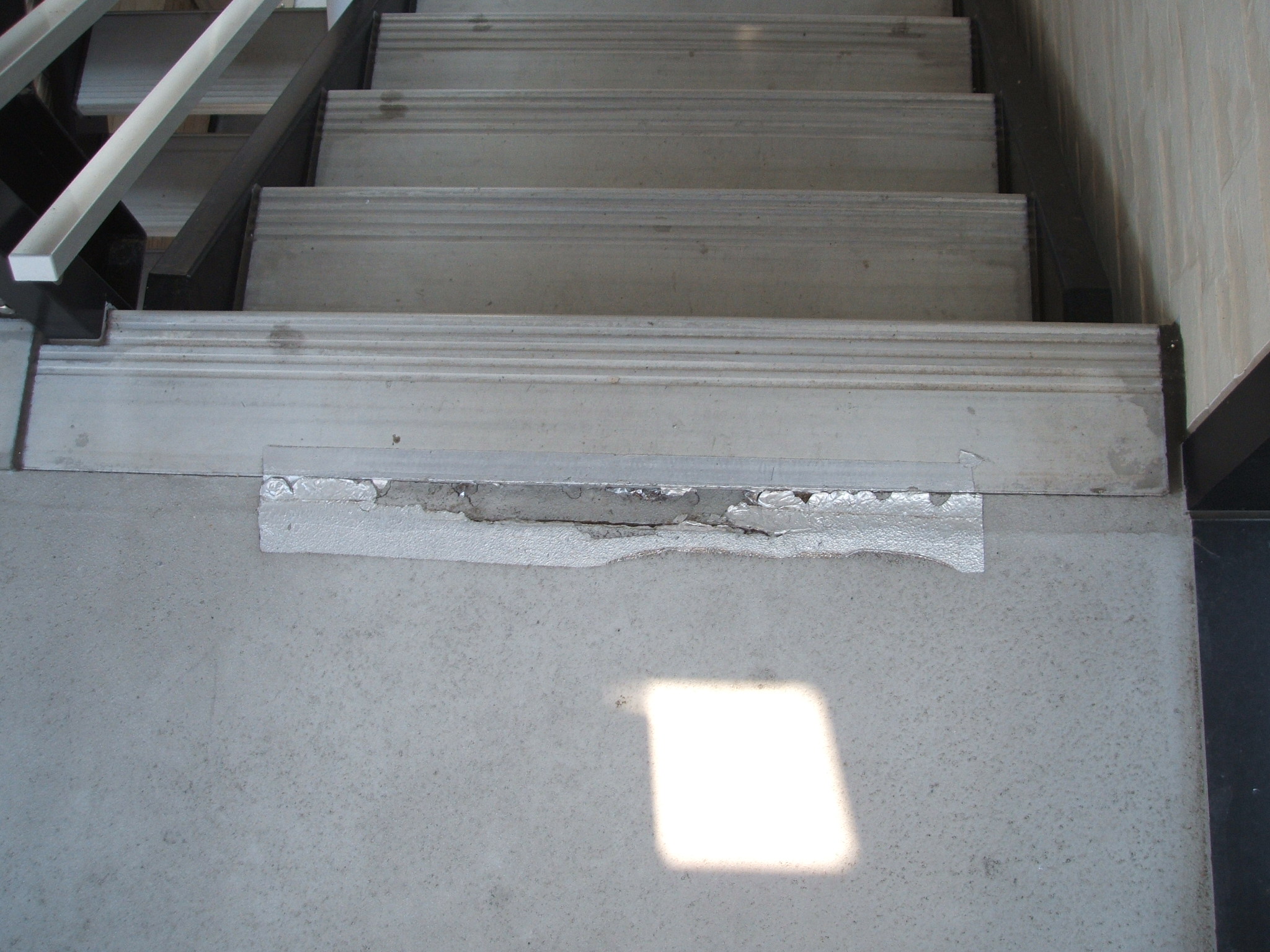 階段　床金物工事