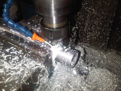 Fraisage d'un tube en aluminium