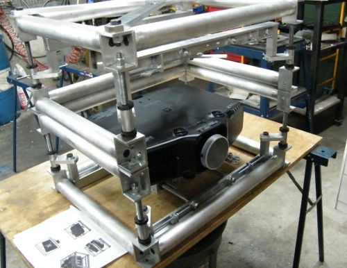 Support projecteur avec réglage de 5 axes et empilable