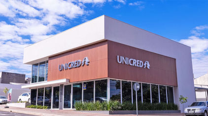 Fachada da agência da UNICRED Vale em Apucarana/PR. Projeto do DEGRAU – Estratégia em Arquitetura.