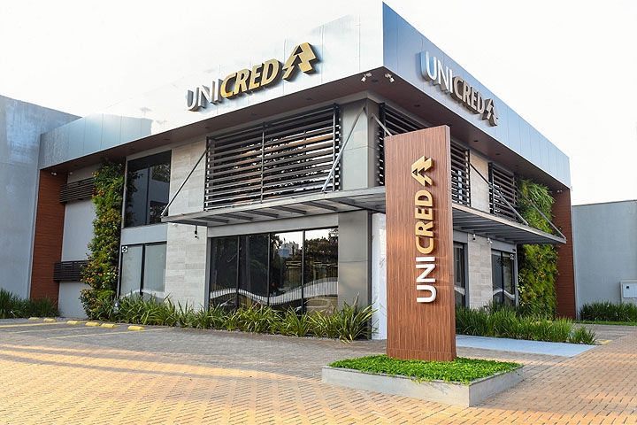  Fachada moderna e convidativa da agência Unicred em Toledo, projetada pelo DEGRAU. A arquitetura sofisticada e o uso de materiais de alta qualidade contribuem para uma melhor experiência do cliente e aumentam o retorno sobre o investimento.