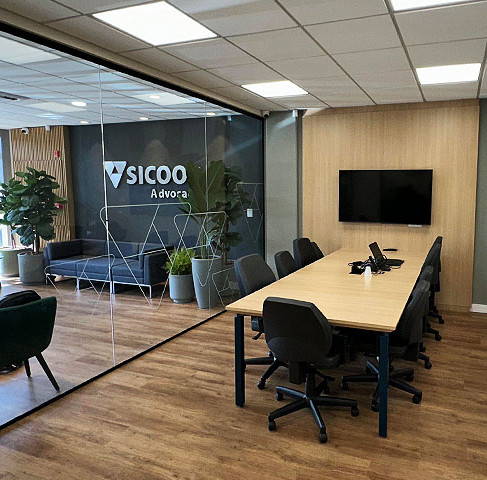 Ambiente moderno e acolhedor da agência Sicoob Advocacia em Videira.