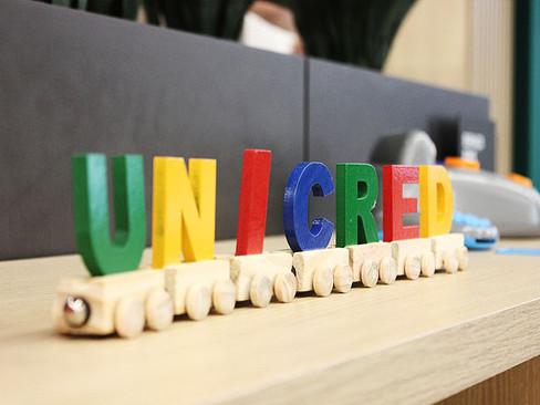 Espaço kids da agência Unicred em Sombrio, um exemplo de como a aplicação dos princípios de UX pode transformar o ambiente de atendimento.