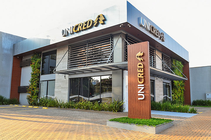 Fachada moderna da agência Unicred em Toledo, representando o futuro das cooperativas de crédito e a busca por um novo paradigma de atendimento.