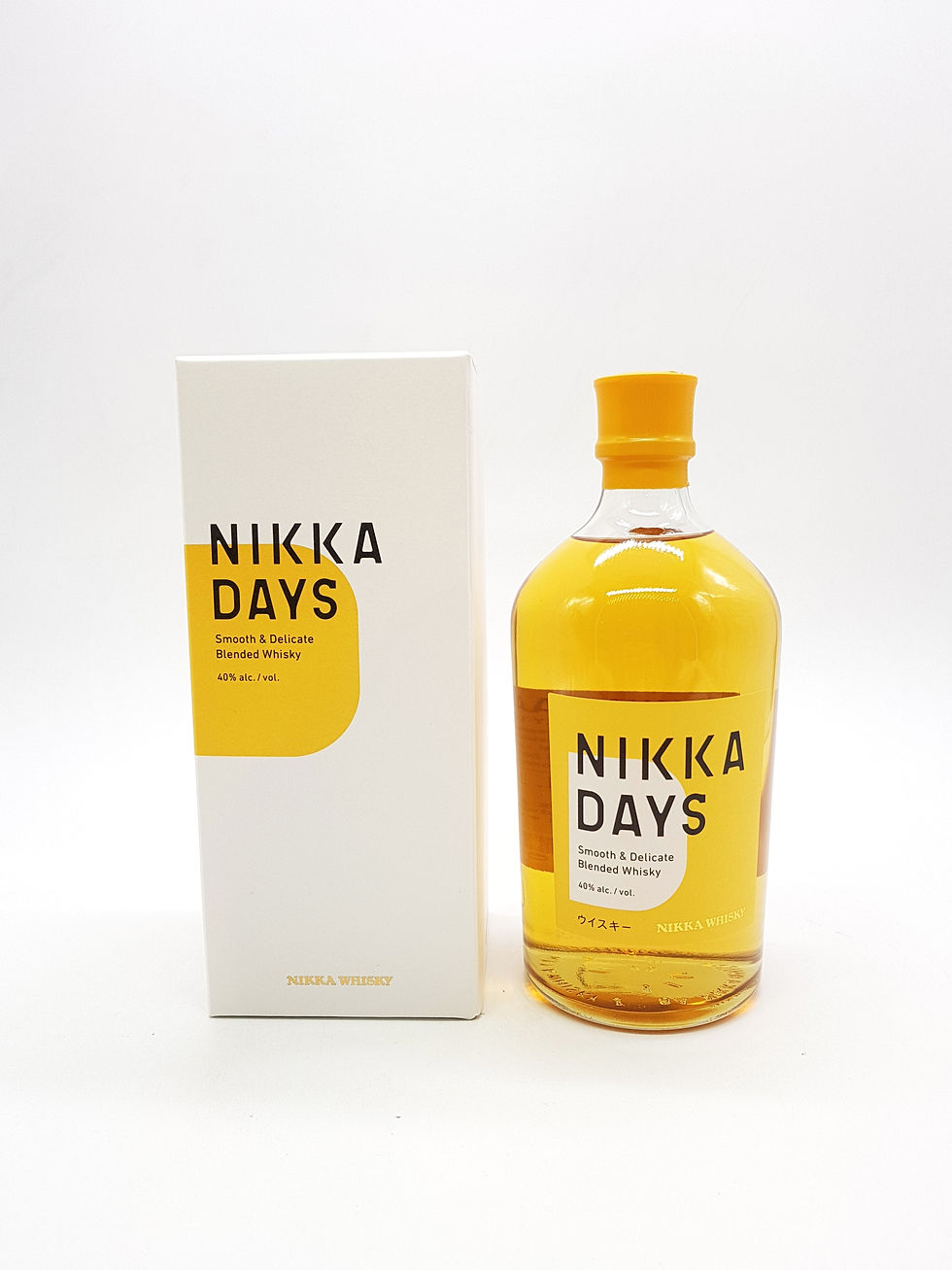 bouteille de whisky Nikka Days avec son étui en carton.