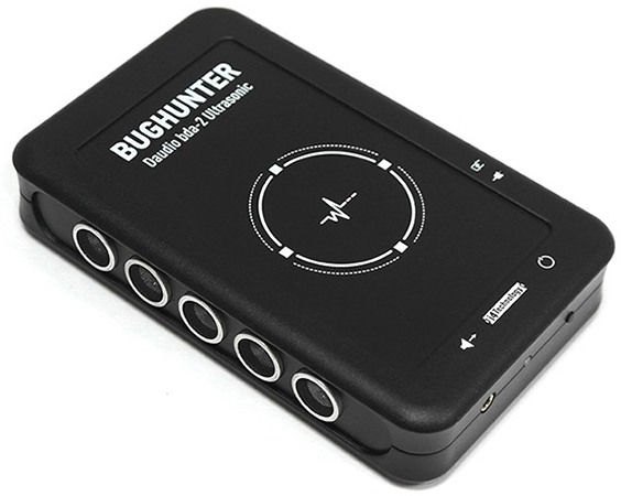 Thumbnail:  Microphone jammer "BugHunter DAudio BDA-2 Ultrasonic" with a leather clutch bag