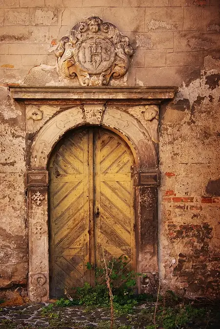 old-door-21626012.webp