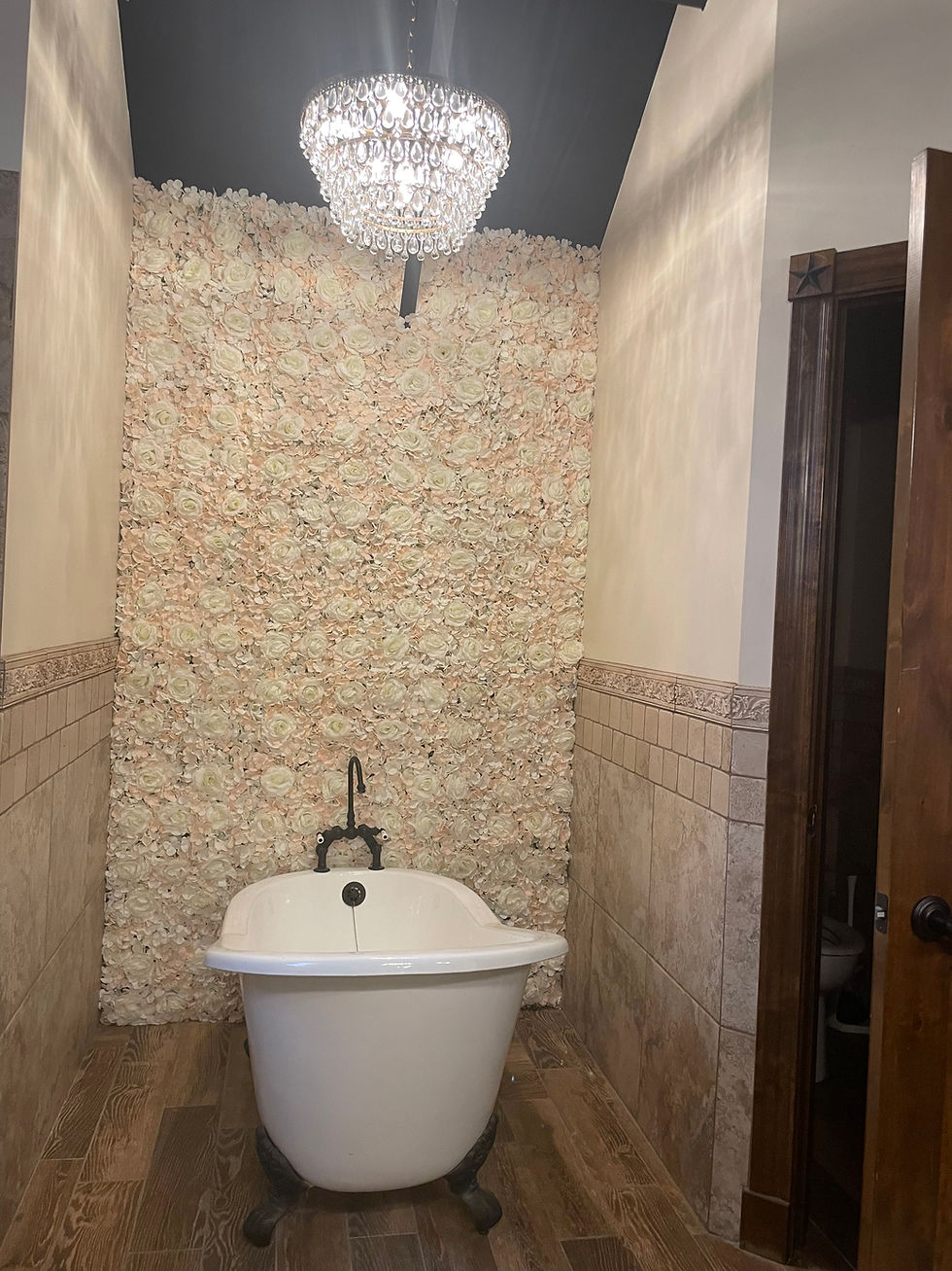Bridal suite bathroom with floral wall at Rockin’ Star Ranch.