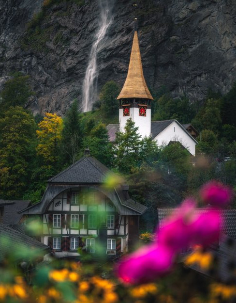 Photograph of a church in the Swiss Alps