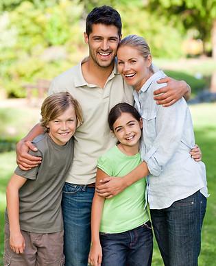 Familia feliz al aire libre