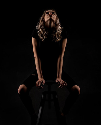 In diesem Kurs lernst du die Grundlagen der Portraitfotografie kennen. Der Fokus liegt hierbei auf dem Umgang mit verschiedenen Lichtformern. Zudem gibt es wertvolle Tipps & Tricks, wie man sein Model richtig in Pose setzt.