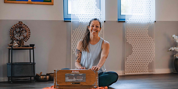 Yogaworkshop Harmonium.jpg