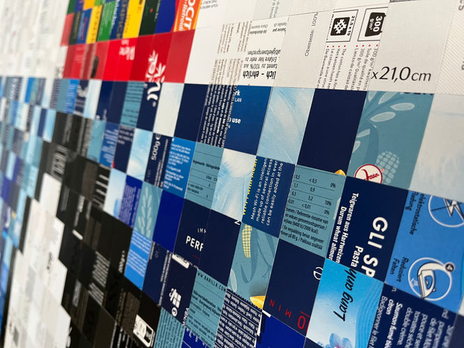 Reproduction à l'aide de pièces de papier issu du recyclage d'un orque surgissant des profondeurs des mers