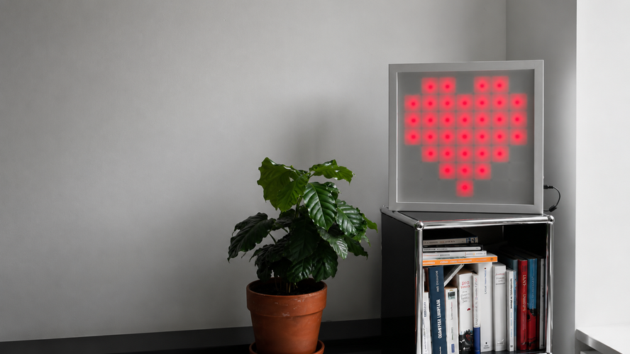 Sculpture lumineuse Signal de Grégoire Vorpe, composée de 49 pixels LED programmables