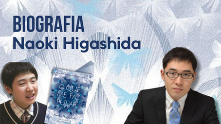 A imagem apresenta um fundo azul claro com formas geométricas e silhuetas de borboletas brancas e azuladas. No canto superior esquerdo, há o título em letras grandes e azul-escuro: **"BIOGRAFIA Naoki Higashida"**. Na parte inferior esquerda, há uma foto de Naoki Higashida quando jovem, sorrindo, vestindo camisa xadrez e suéter preto com gola branca. Ao lado dessa foto, aparece a capa do livro *O que me faz pular*, com fundo azul e folhas estilizadas, contendo o nome do autor e de David Mitchell. À direita da imagem, há uma foto mais recente de Naoki Higashida, já adulto, usando terno preto, camisa branca e gravata azul-clara com listras diagonais, olhando diretamente para a câmera.