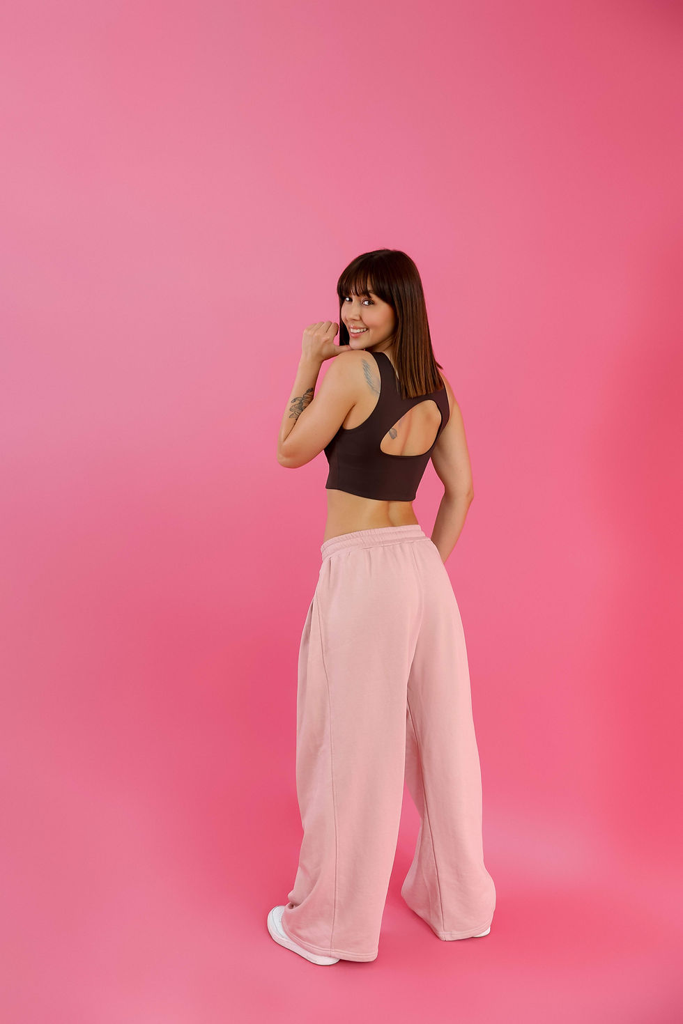 Czekoladowy crop top i różowe spodnie dresowe