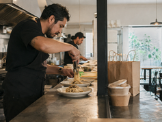Tres recientes aperturas en Monterrey muestran cómo las cenas privadas, el servicio a domicilio y una primera sucursal pueden funcionar como laboratorios para validar un concepto antes de invertir en un restaurante convencional.