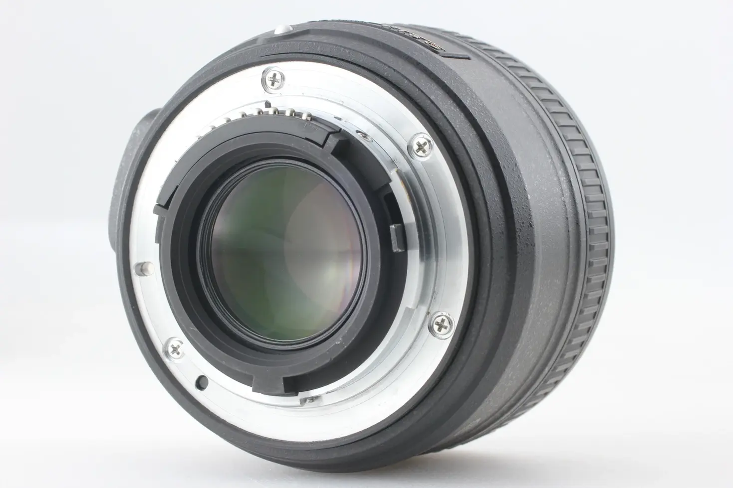 Close-up of a lens mount, showing the rear optics and metallic ring Vescar.