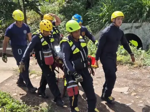 Bomberos rescatan a hombre que fue arrastrado por el río Caldera durante fuerte crecida en Boquete
