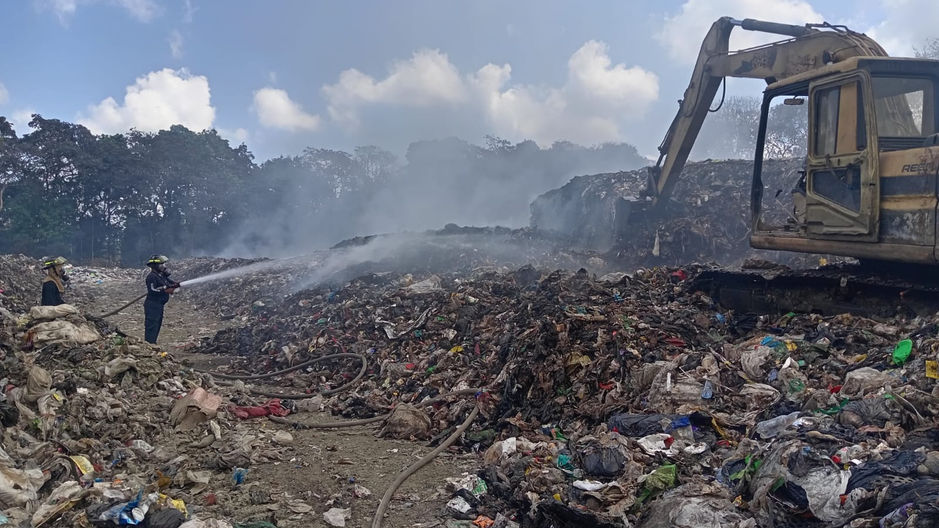 Bomberos combaten incendio en vertedero de Barú con apoyo de maquinaria pesada y espuma química