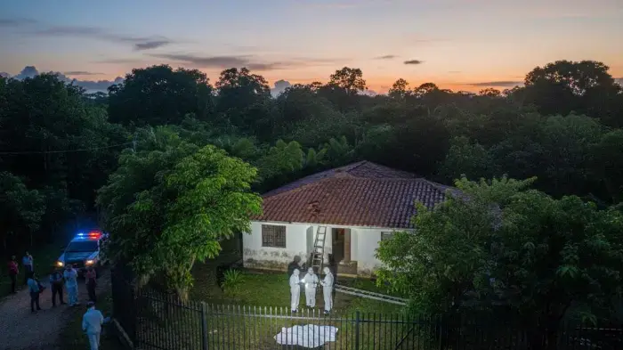 Tragedia en David Este: hombre muere tras caer de un techo y quedar atrapado en una cerca metálica