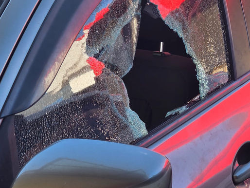 Cámaras captan hurto en vehículo estacionado en David: ladrón con discapacidad rompe vidrio y huye