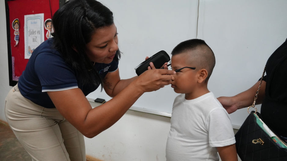 42 estudiantes de comunidades de Chiriquí reciben lentes tras jornadas de salud visual