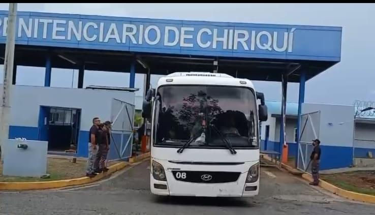 Trasladan 200 privados de libertad desde la cárcel pública de Chiriquí hacia otros centros penitenciarios del país