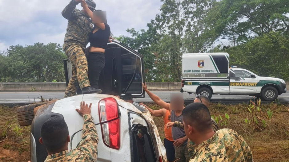 Sobreviven de milagro: ocho personas salen ilesas tras volcamiento en San Félix